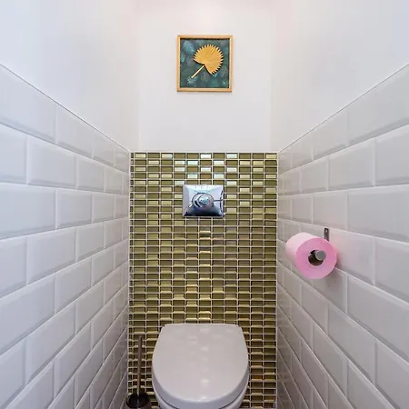 N Chic 3 Disneyland 5 Min